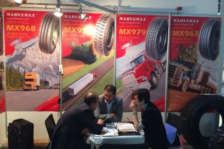 Neumáticos TBR de la marca MARVEMAX mostrados en la exposición de neumáticos Automechanika Dubai 2014.
